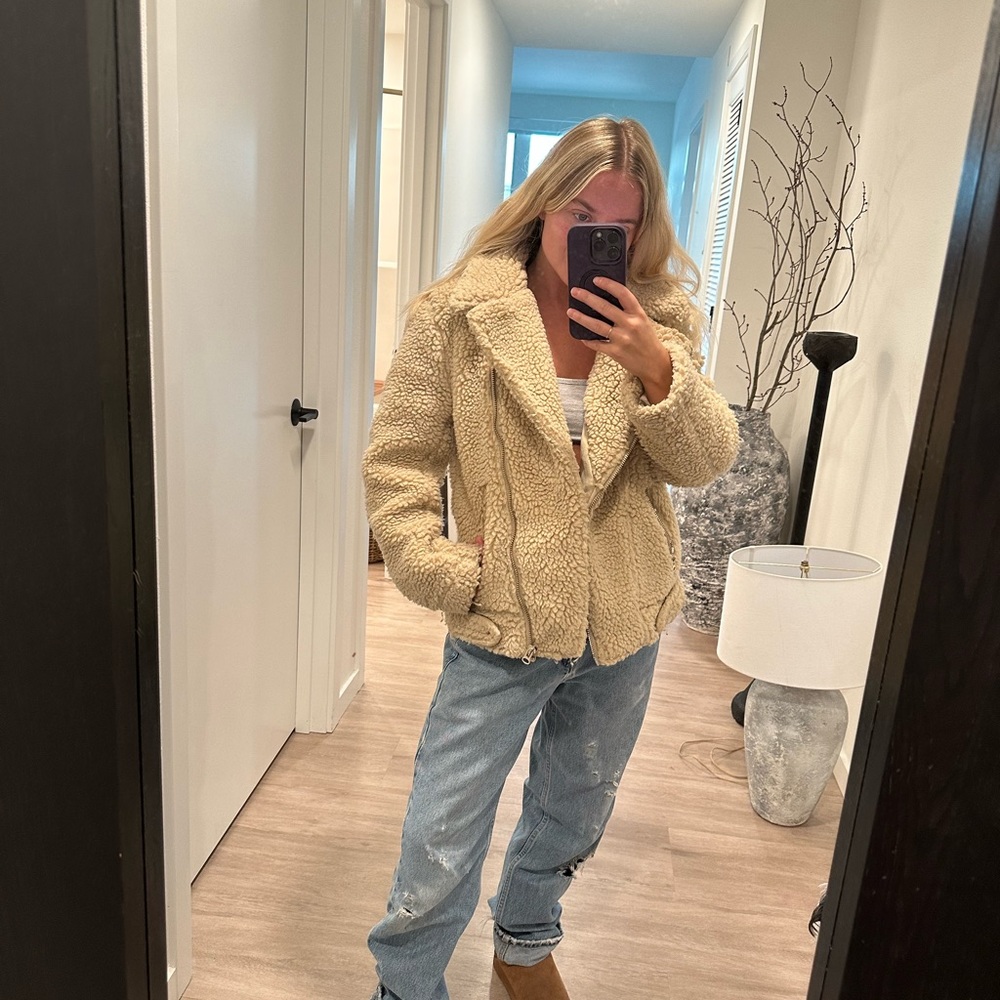 Perfect Oversized Sherpa jacket bought from H&M in Sweden size 34 (us4)